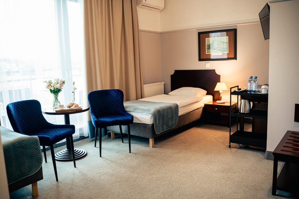 Bed, TV and multimedia, Photo of the whole room, air conditioner