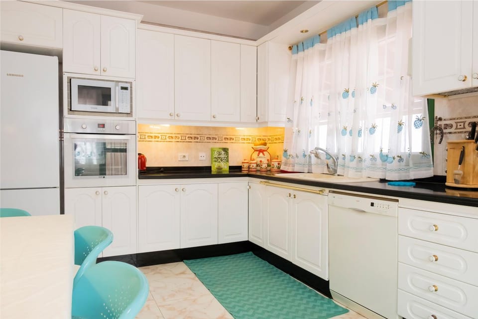Coffee/tea facilities, Kitchen or kitchenette, dishwasher, minibar, pet friendly, stove