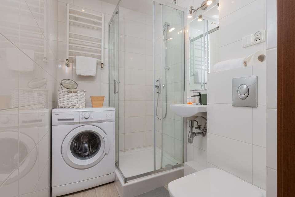 Shower, Bathroom, towels, washing machine