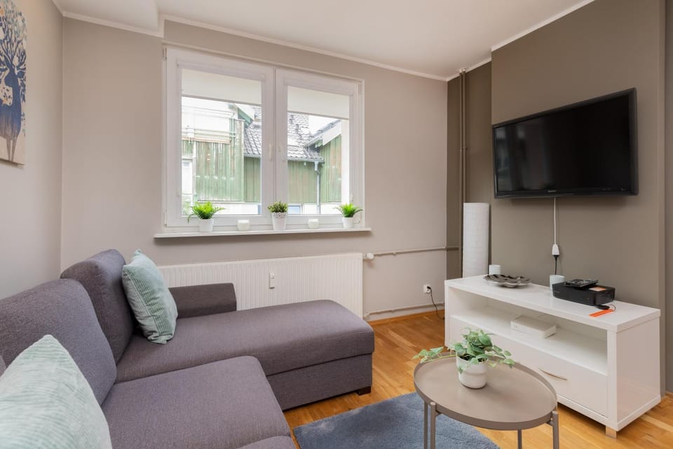 TV and multimedia, Living room, Seating area, Evening entertainment