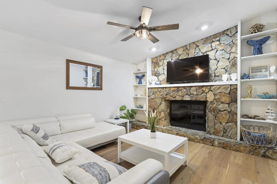 Spacious & Sunny Family Gem - Heated Pool, Firepit and Game Room House in Largo