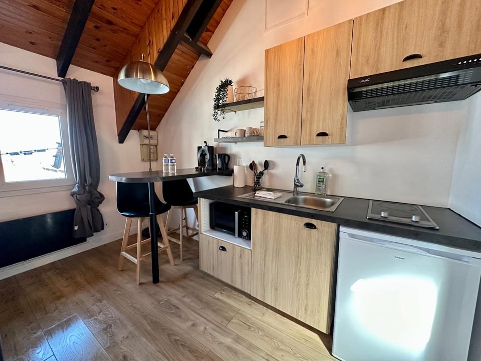 Kitchen or kitchenette, Dining area, minibar, pet friendly, stove, toaster