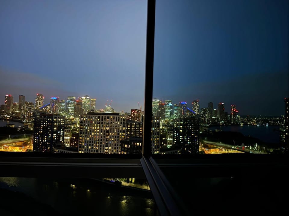 Penthouse with O2 Arena View, Free Parking & Portable AC Apartment in London