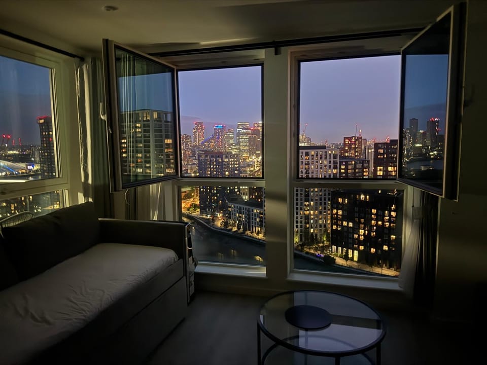 Penthouse with O2 Arena View, Free Parking & Portable AC Apartment in London