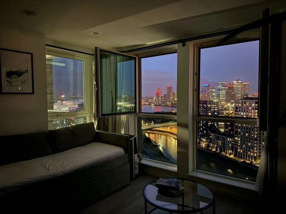 Penthouse with O2 Arena View, Free Parking & Portable AC Apartment in London