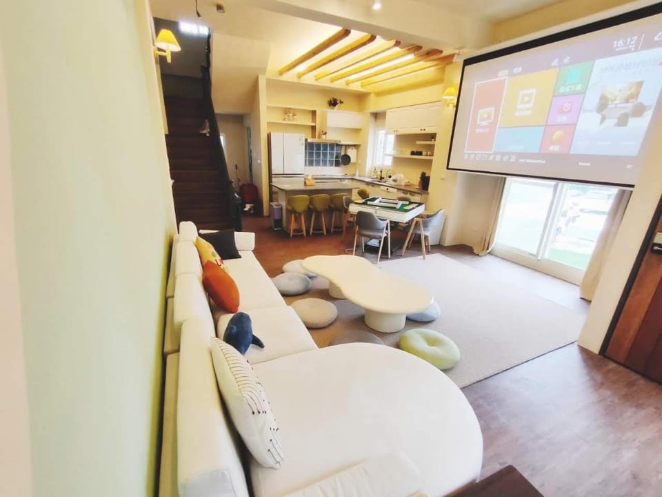Nightclub / DJ, Living room, Lounge or bar, Seating area, Dining area
