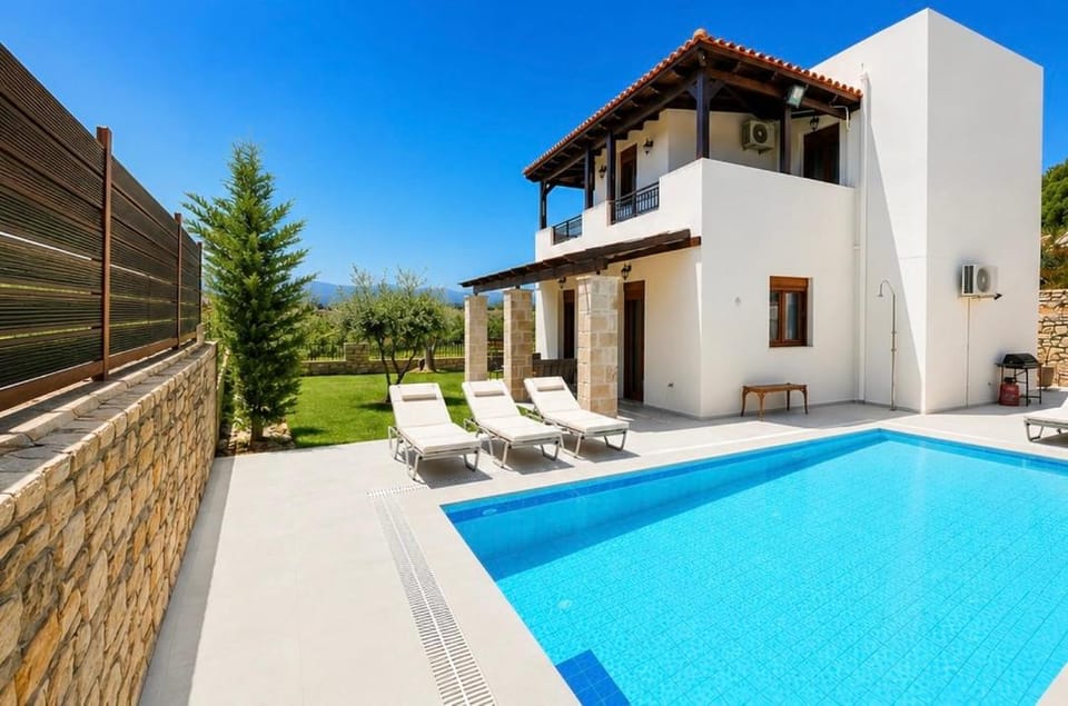 Property building, Patio, Day, Pool view, Swimming pool, sunbed