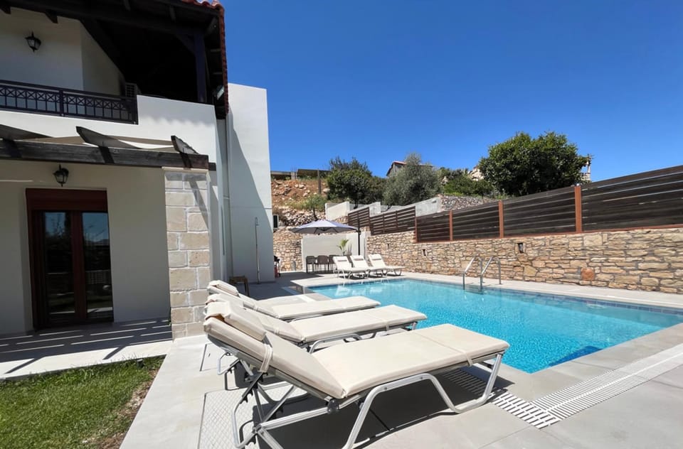 Property building, Patio, Day, Pool view, Swimming pool, sunbed