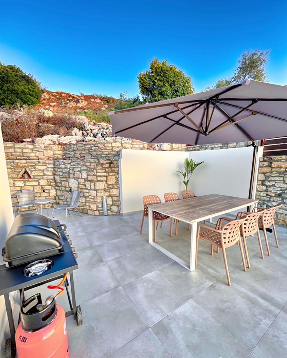 Patio, Day, BBQ facilities, View (from property/room), Balcony/Terrace, Living room, Seating area, Dining area