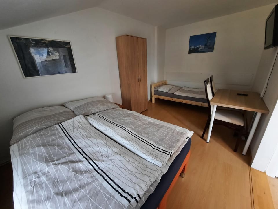 TV and multimedia, Photo of the whole room, Bedroom, wardrobe