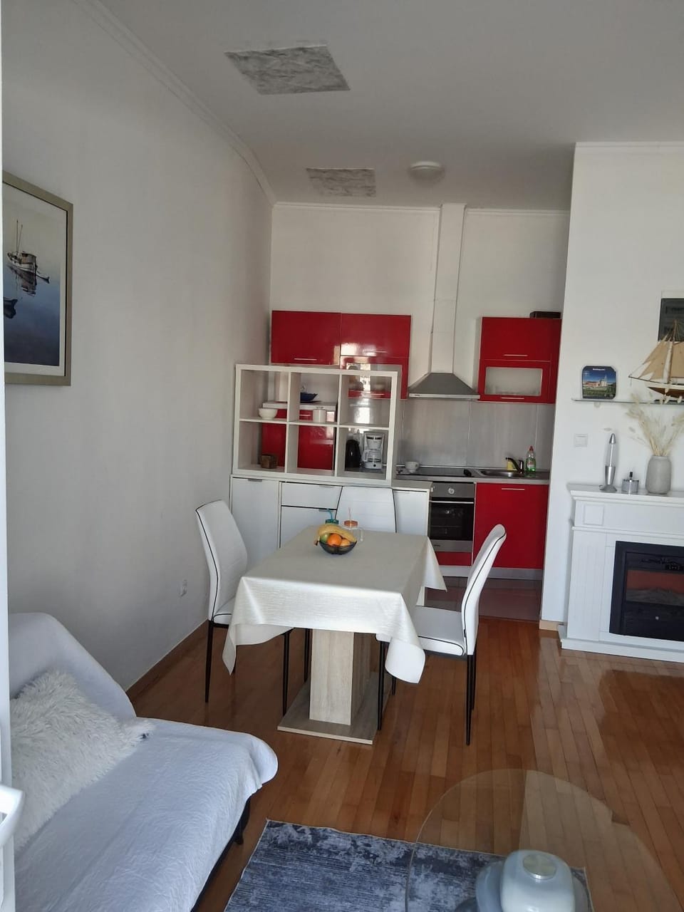 Property building, Living room, Seating area, Dining area, Breakfast, oven, stove