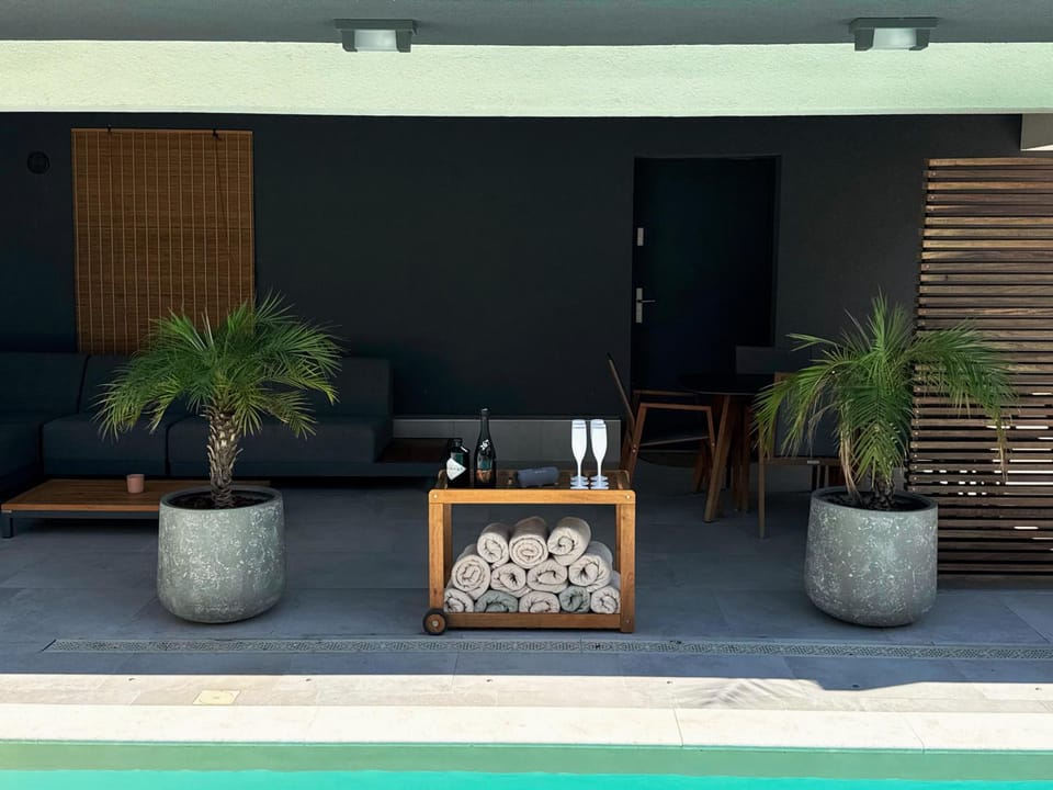Day, Dining area, Swimming pool, sunbed