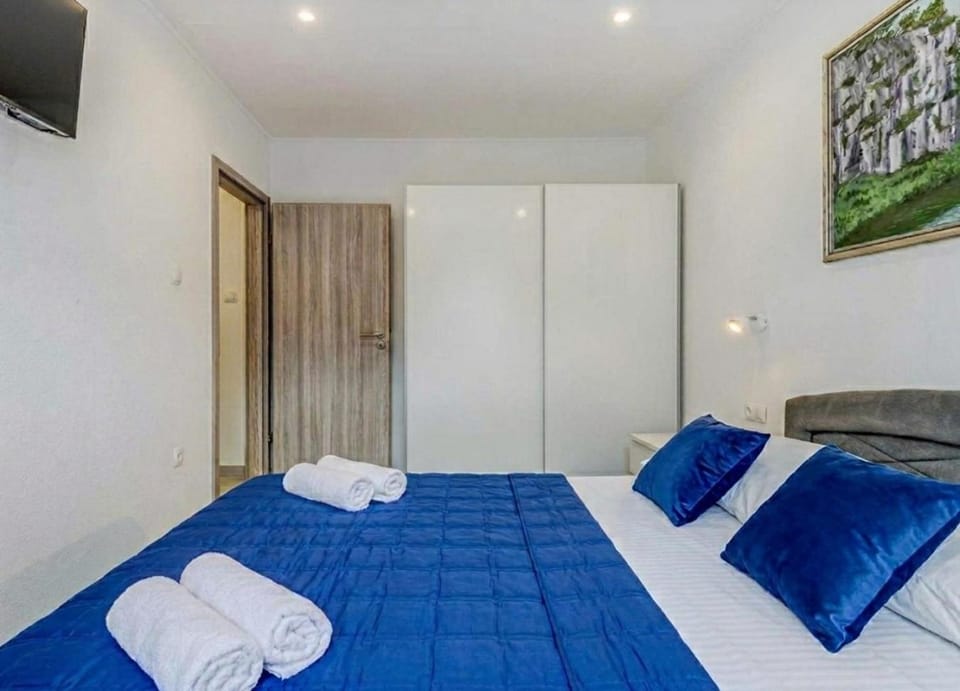 Bed, TV and multimedia, Bedroom, towels, wardrobe