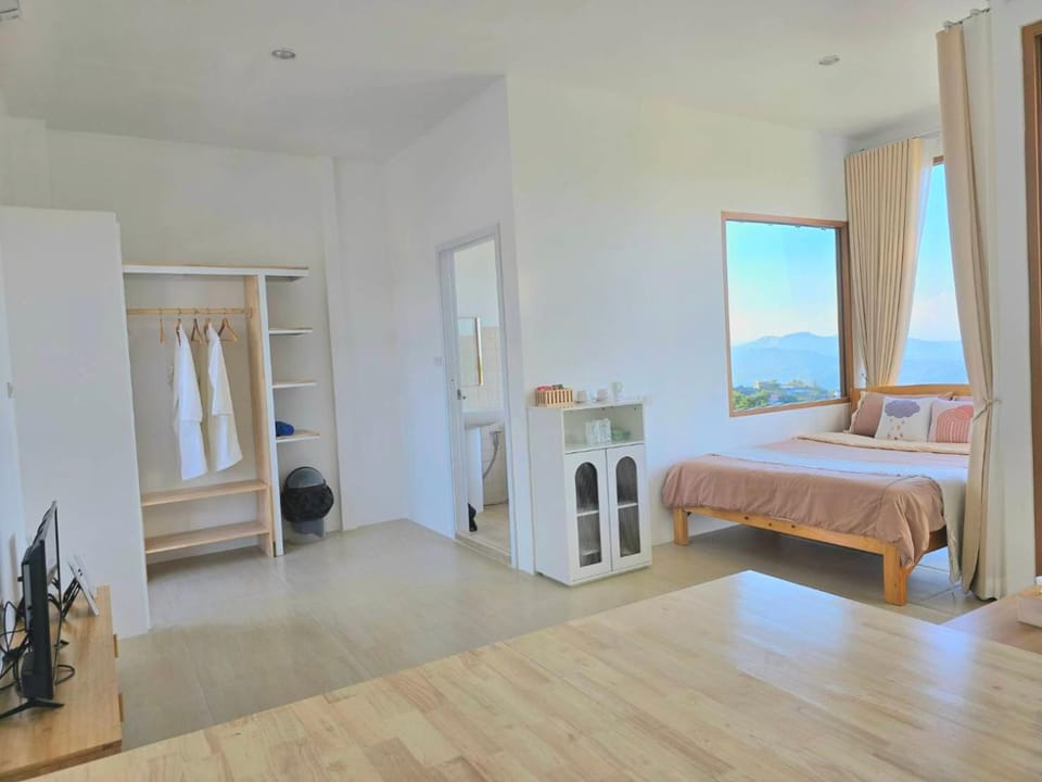 Bed, Photo of the whole room, towels, wardrobe