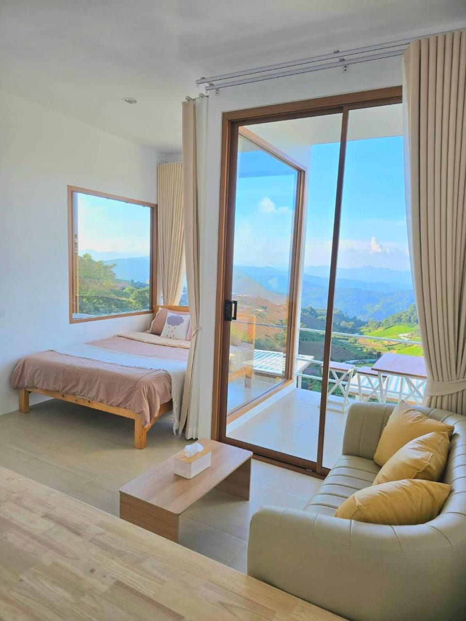Bed, Natural landscape, View (from property/room), Balcony/Terrace, Living room, Photo of the whole room, Seating area, Bedroom, Mountain view