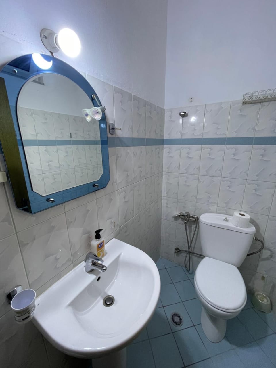 Shower, Toilet, Bathroom, bidet, towels