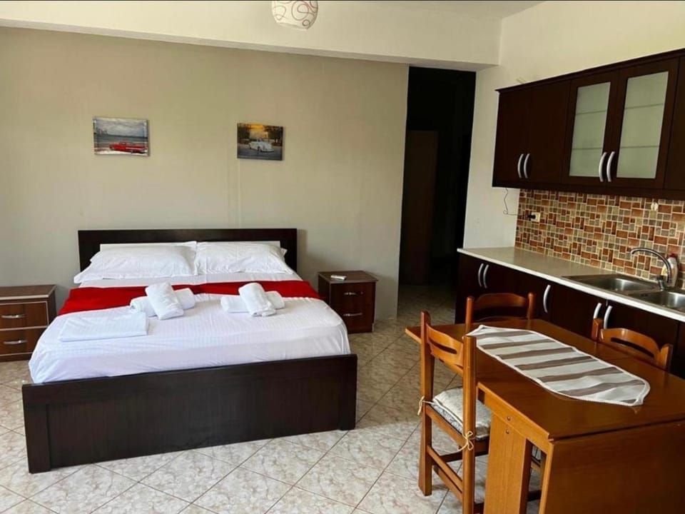 Bed, Kitchen or kitchenette, Photo of the whole room, Dining area, Bedroom