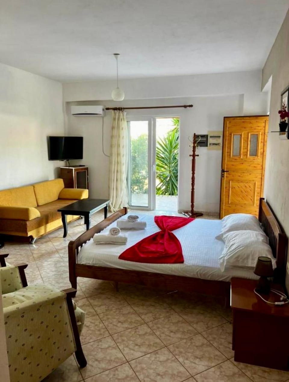 Communal lounge/ TV room, Bed, TV and multimedia, Living room, Photo of the whole room, Seating area, Evening entertainment, Bedroom, hair dresser, towels