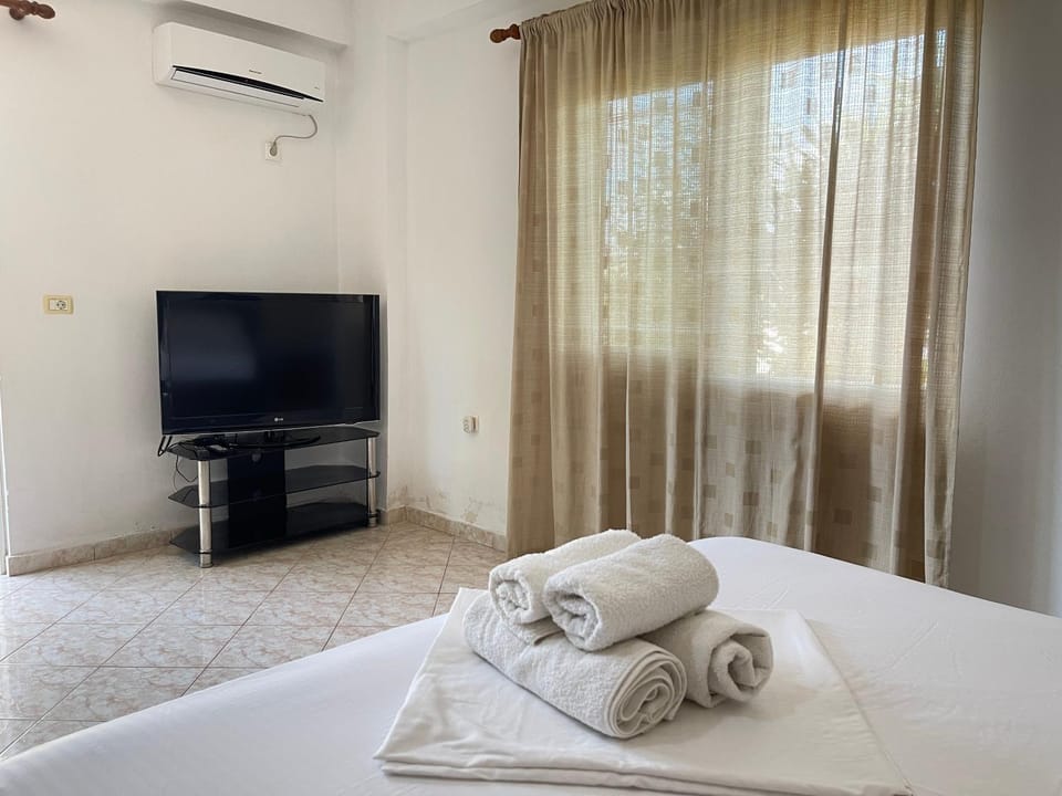 Communal lounge/ TV room, Bed, TV and multimedia, Photo of the whole room, Evening entertainment, Bedroom, towels, air conditioner