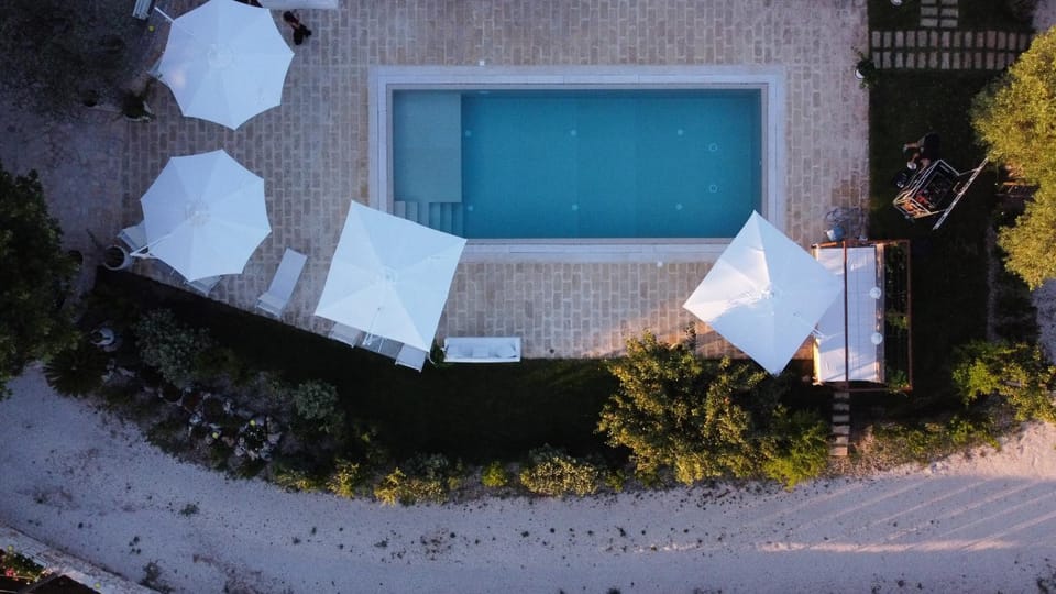 Day, Pool view