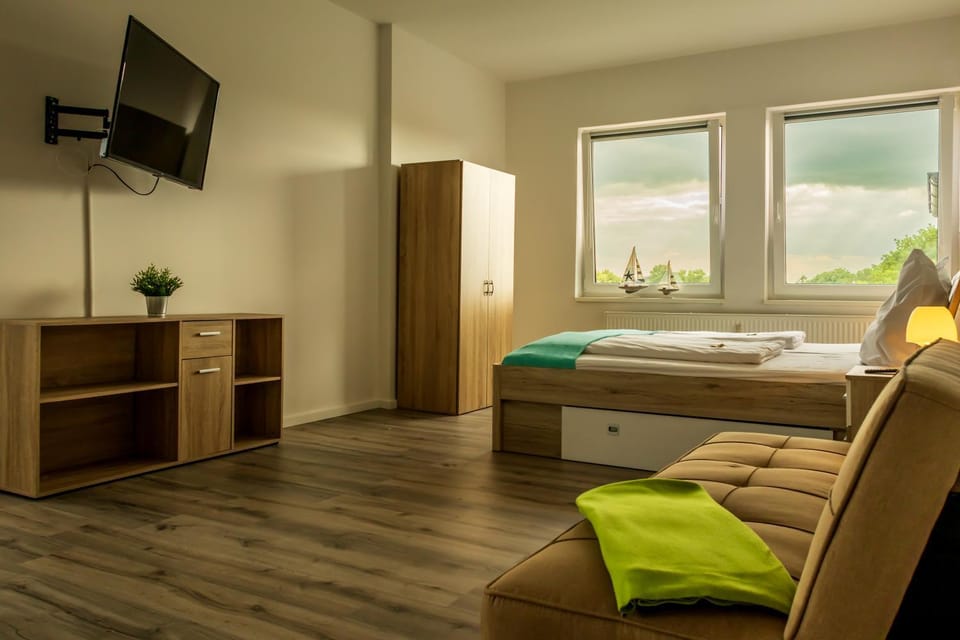 Bed, TV and multimedia, View (from property/room), Living room, Bedroom