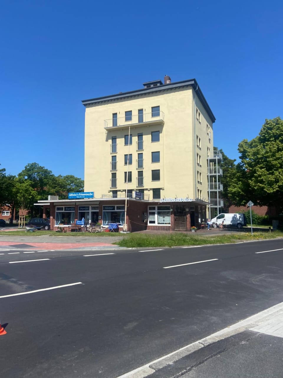 Property building, Day, Neighbourhood, Street view, Location, Parking