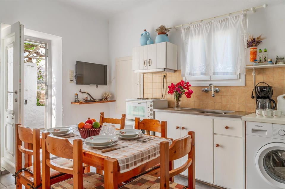Property building, Kitchen or kitchenette, Living room