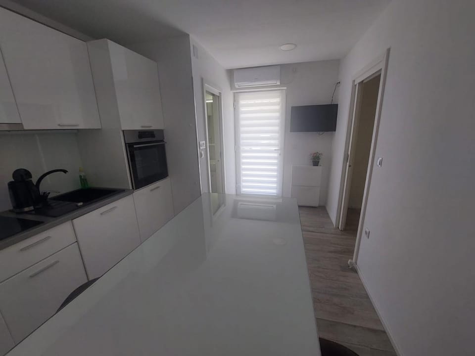 Kitchen or kitchenette, oven