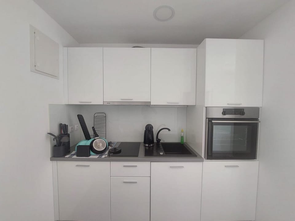 Kitchen or kitchenette, oven