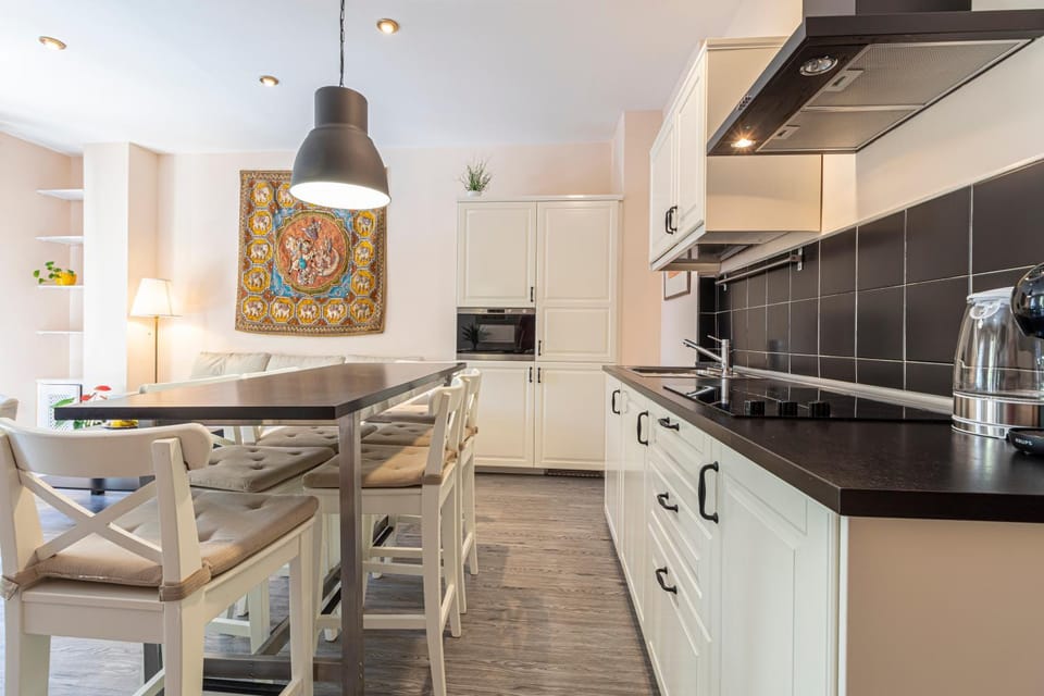 Kitchen or kitchenette, Dining area, minibar, stove