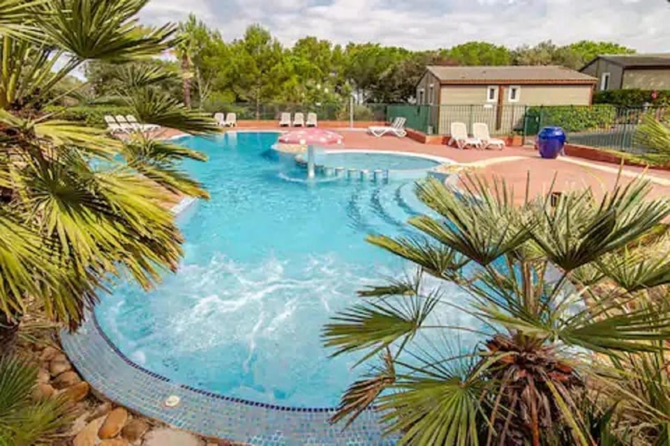 Spring, Day, Natural landscape, Garden, Garden view, Pool view, Swimming pool, sunbed