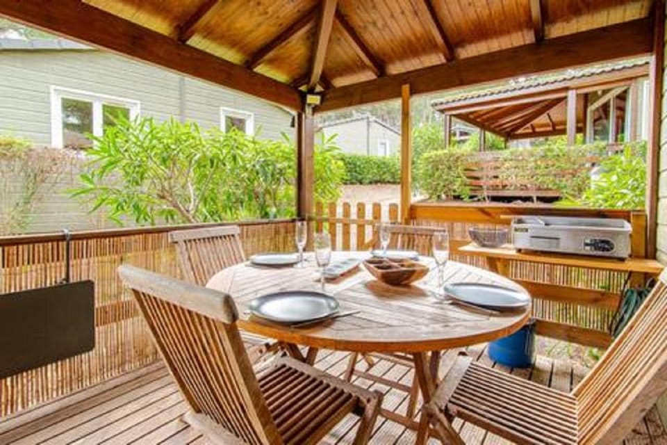 Patio, Spring, Day, BBQ facilities, Garden, Living room, Seating area, Dining area, Garden view