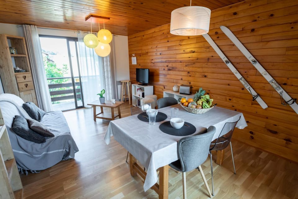 Nearby landmark, Living room, Seating area, Dining area, Landmark view, Breakfast, Lunch, locker