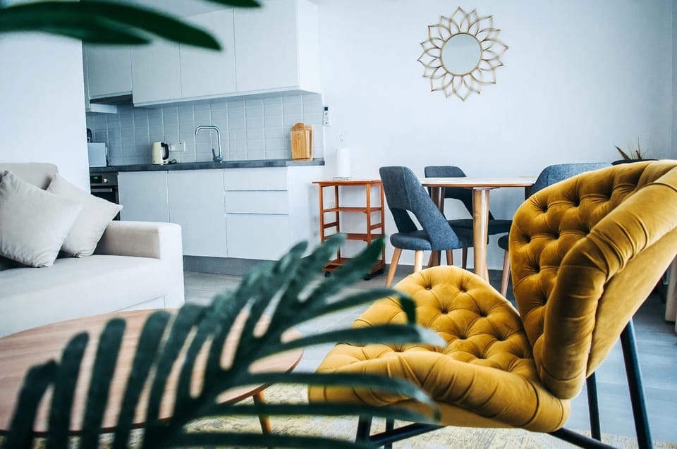 Kitchen or kitchenette, Living room, Seating area, Dining area