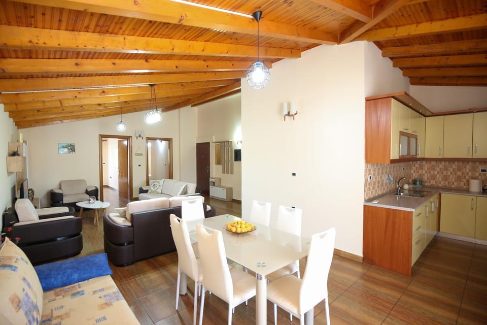 Kitchen or kitchenette, Living room, Seating area, Dining area, minibar