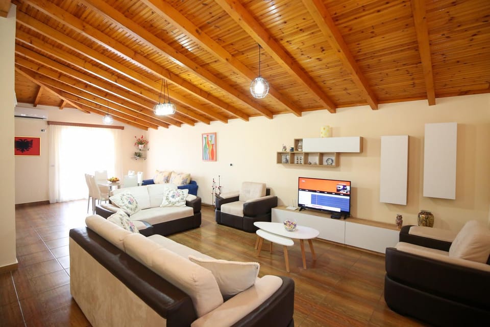 Communal lounge/ TV room, TV and multimedia, Living room, Seating area