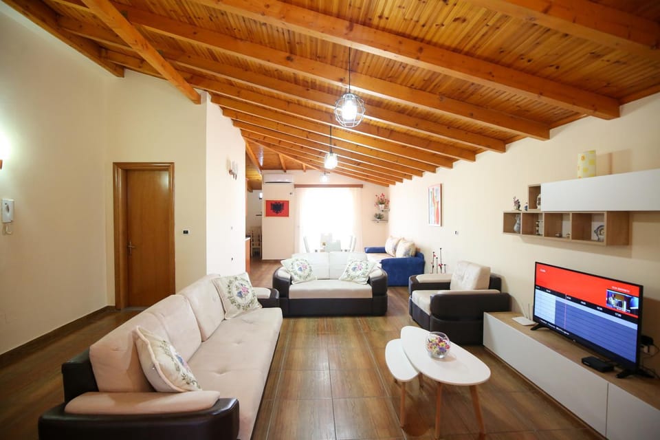 Communal lounge/ TV room, TV and multimedia, Living room, Seating area, Evening entertainment