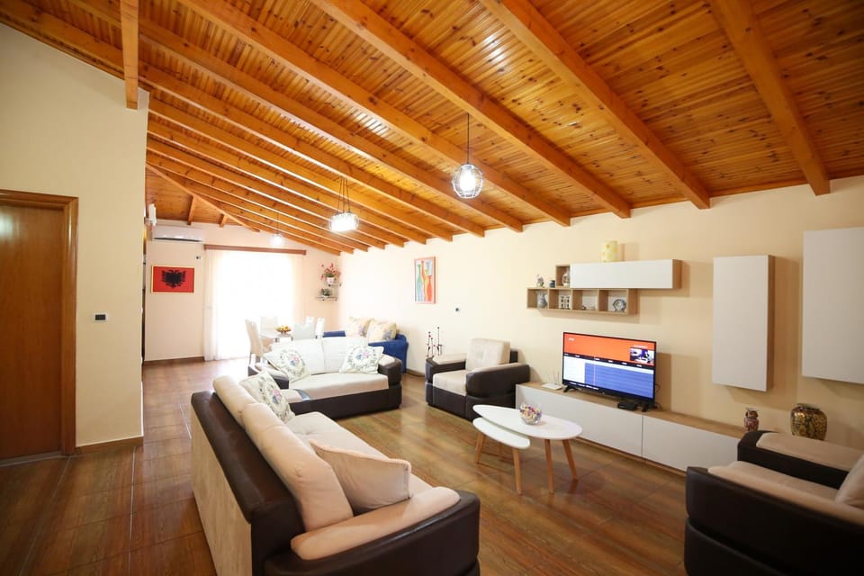 Bed, TV and multimedia, Living room, Photo of the whole room, Seating area, Bedroom