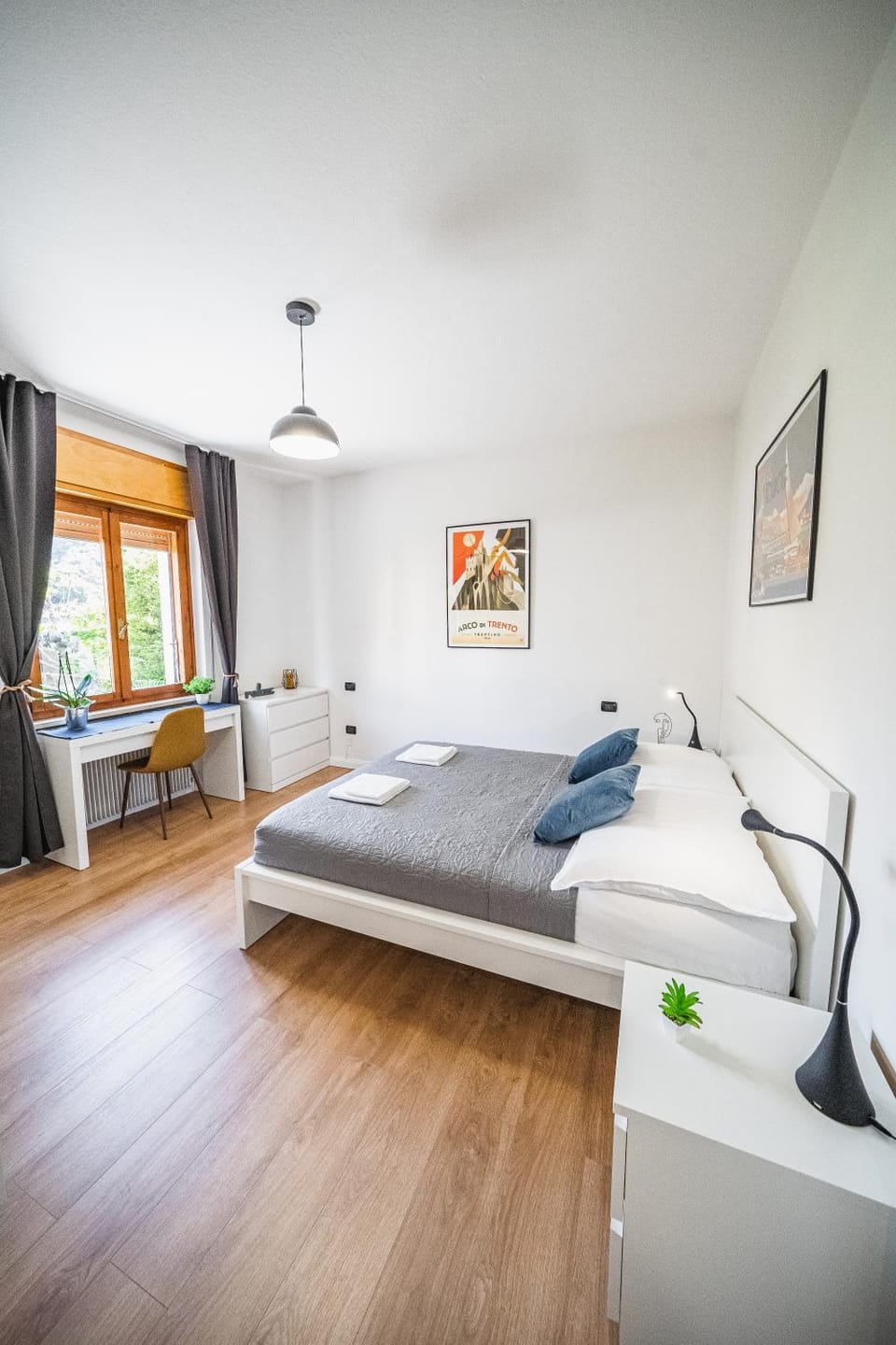 Bed, Photo of the whole room, Seating area, Bedroom, towels