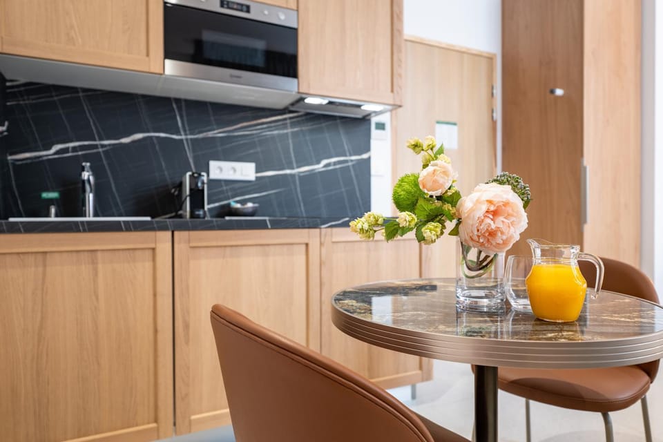 Kitchen or kitchenette, Dining area, minibar, stove, kitchen