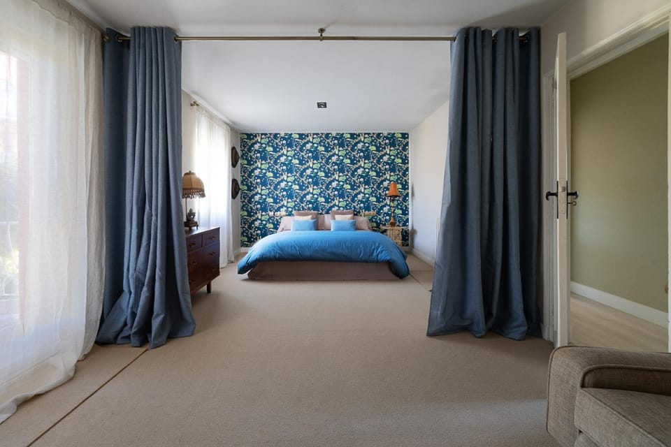 Bed, Photo of the whole room, Decorative detail, Decorative detail, Bedroom