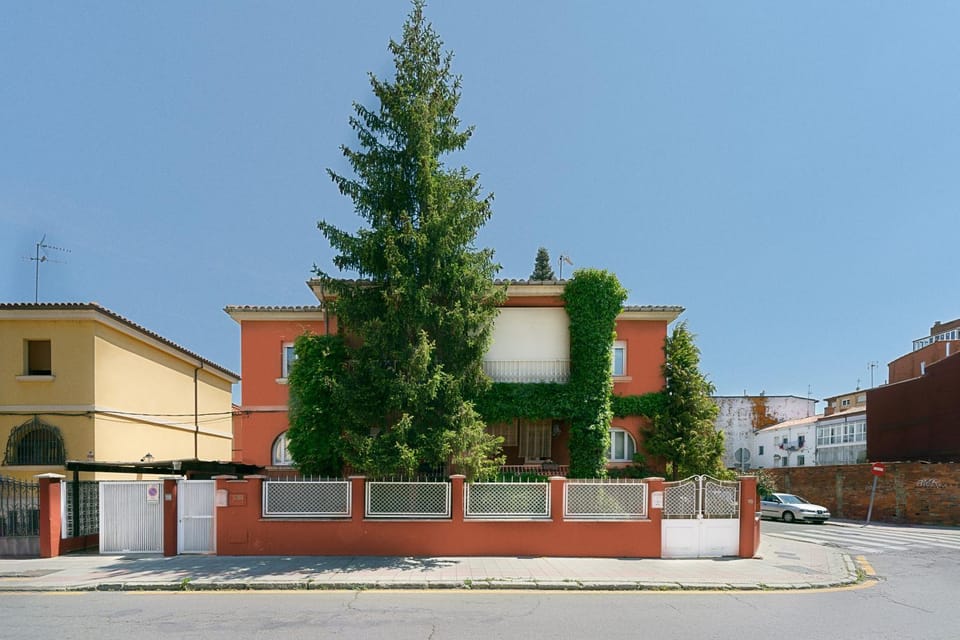 Property building, Facade/entrance, Neighbourhood, Lobby or reception, Street view, Location, Parking