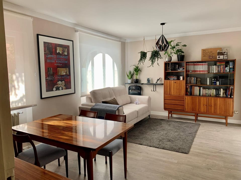 TV and multimedia, Living room, Lounge or bar, Seating area, Dining area, Drinks