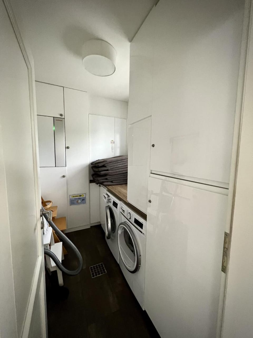 Photo of the whole room, washing machine, dryer