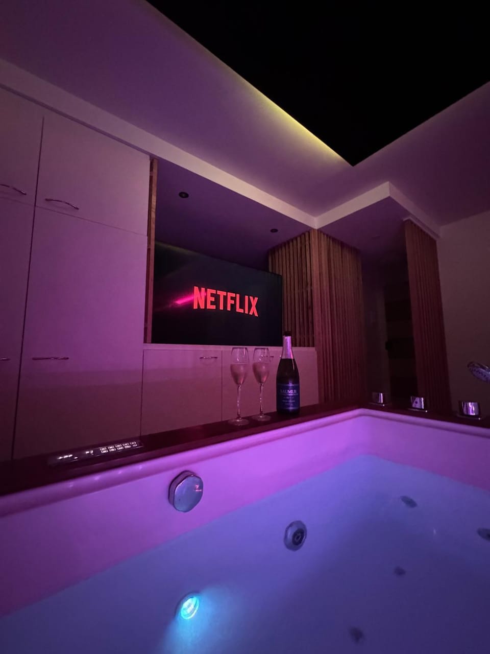 Hot Tub, TV and multimedia