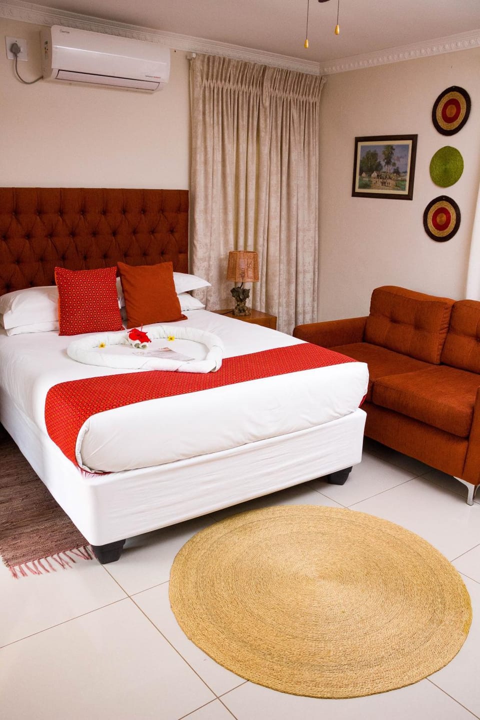 Bed, Photo of the whole room, Seating area, Bedroom, air conditioner