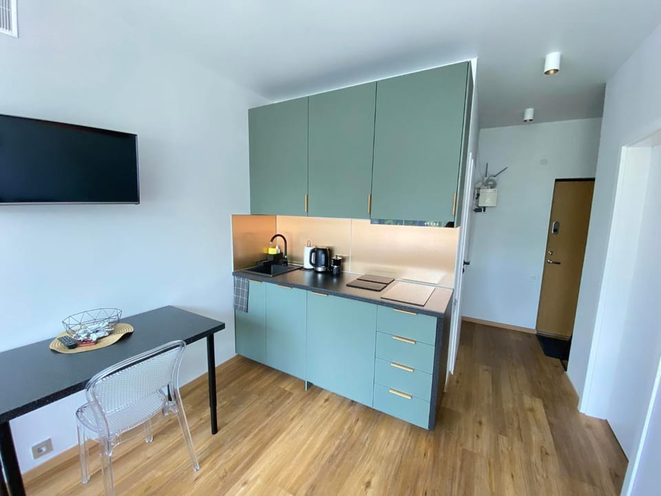 TV and multimedia, Coffee/tea facilities, Kitchen or kitchenette, Dining area, stove