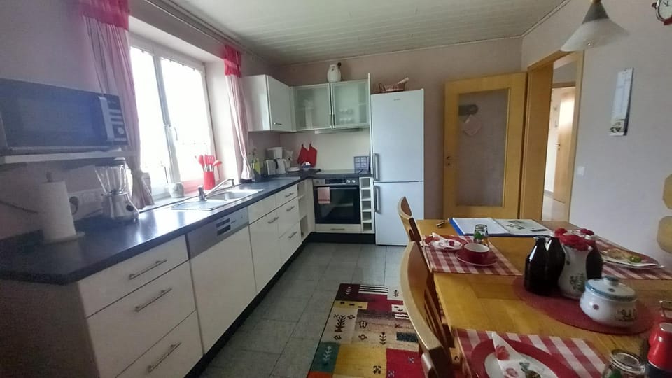 Coffee/tea facilities, Kitchen or kitchenette, Dining area, dishwasher, oven, toaster
