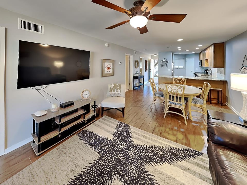 TV and multimedia, Kitchen or kitchenette, Living room, Seating area, Dining area, furniture, air conditioner