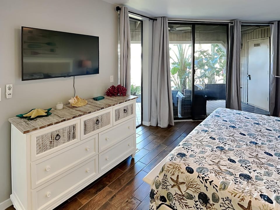Bed, TV and multimedia, View (from property/room), Balcony/Terrace, Bedroom, Garden view, furniture